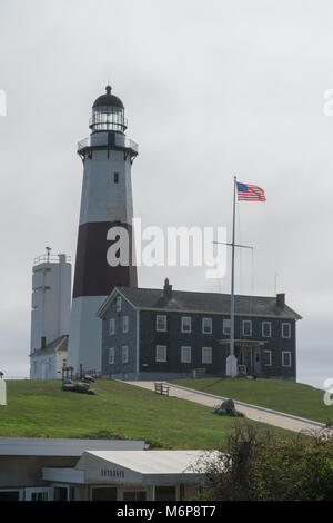 Schönen weiten Blick von Montauk Point Lighthouse auf Long Island, New York. Symbol der Gegend und trotzdem für Meer Schiff Navigation verwendet Stockfoto