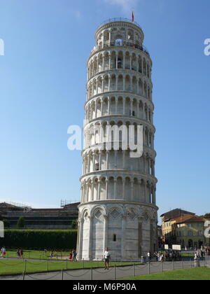 Pisa, Italien, 2. August 2014: Der Schiefe Turm auf dem Platz der Wunder Stockfoto