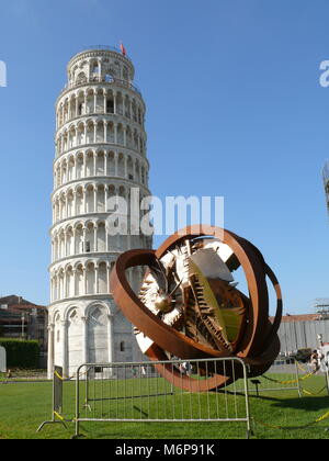 Pisa, Italien, 2. August 2014: Der Schiefe Turm auf dem Platz der Wunder Stockfoto