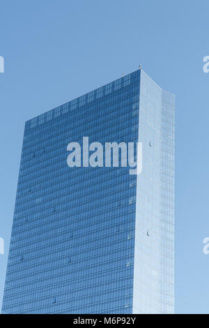 New York City, ca. 2017: Generische große kommerzielle oder Wohn- hochhaus Städtische blaue Gebäude gegen einen klaren Tag Himmel. Äußere establishin Stockfoto