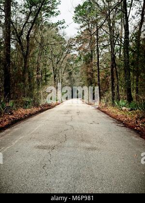 One Lane Road to Nowhere TX führt zu einem Lager Stockfoto