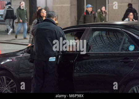 New York City, ca. 2017: Police Officer NYPD zieht über livery Cab Driver und prüft, Lizenz- und Identifikation. Nacht Zeit während der Rush Stockfoto