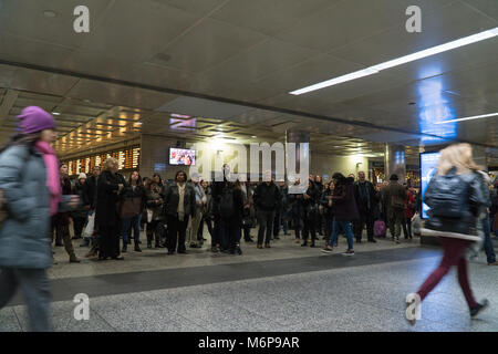 New York City, ca. 2017: Long Island Railroad Passagiere warten in der Lobby unter großen board Zeichen für Bahn Ansagen verlassen NYC Travel home Du Stockfoto