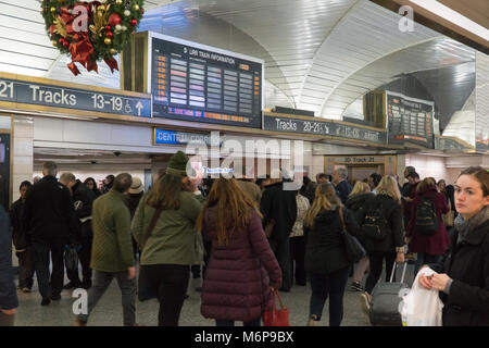 New York City, ca. 2017: Long Island Railroad Passenger Massen pass Spaziergang unter Big board Zeichen für Bahn Ansagen verlassen NYC Travel home Stockfoto