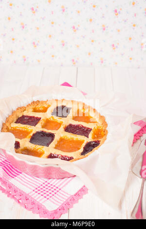 Hausgemachte Törtchen mit 3 Marmeladen Stockfoto