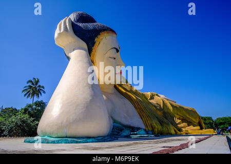 Die großen liegenden Buddha Statue Nya Thar Lyaung ist einer von vielen wichtigen religiösen Orte in der Stadt Stockfoto