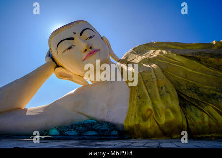 Die großen liegenden Buddha Statue Nya Thar Lyaung ist einer von vielen wichtigen religiösen Orte in der Stadt Stockfoto