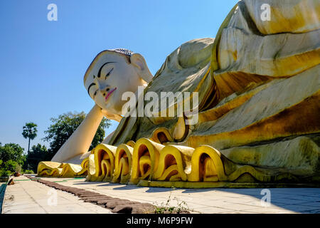 Die großen liegenden Buddha Statue Nya Thar Lyaung ist einer von vielen wichtigen religiösen Orte in der Stadt Stockfoto