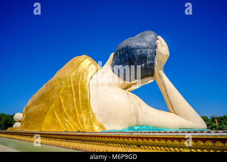 Die großen liegenden Buddha Statue Nya Thar Lyaung ist einer von vielen wichtigen religiösen Orte in der Stadt Stockfoto