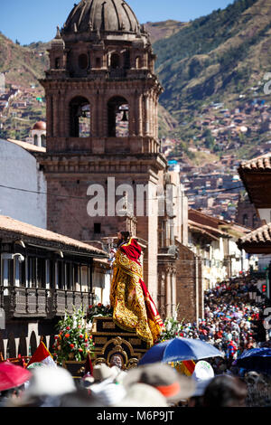 San Antonio Abad Schwimmer und Masse, La Merced Kirchturm im Hintergrund, Prozession, Plaza de Armas, Fronleichnam, Feier, Cusco, Peru Stockfoto