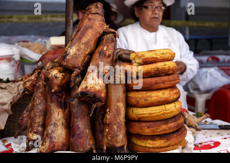 Chiriuchu platter und Frau Anbieter, Chiriuchu Festival, Fronleichnam, Feier, Cusco, Peru Stockfoto