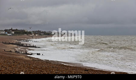 Stürmische See und Norman's Bay, in der Nähe von Bexhill-on-Sea, East Sussex, England, UK. Stockfoto