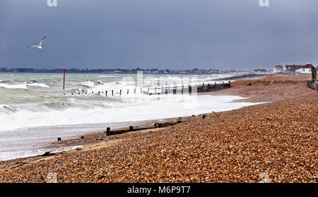 Stürmische See und Norman's Bay, in der Nähe von Bexhill-on-Sea, East Sussex, England, UK. Stockfoto