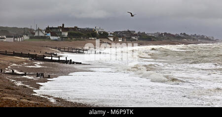 Stürmische See und Norman's Bay, in der Nähe von Bexhill-on-Sea, East Sussex, England, UK. Stockfoto