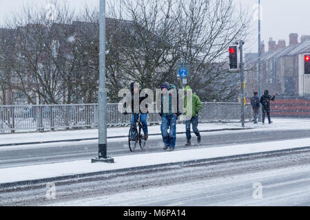 Cardiff Grangetown abgedeckt im Schnee Stockfoto