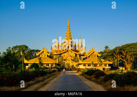 Die Kanbawzathadi Golden Palace ist eine Rekonstruktion der ursprünglichen Königlichen Palast, in einem Park gelegen Stockfoto