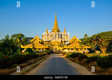 Die Kanbawzathadi Golden Palace ist eine Rekonstruktion der ursprünglichen Königlichen Palast, in einem Park gelegen Stockfoto