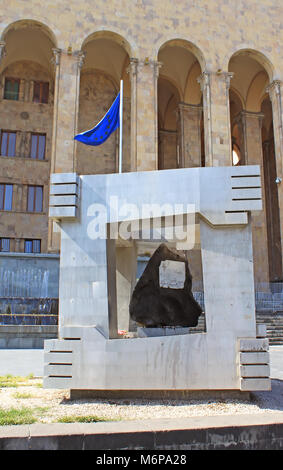 Tiflis, Georgien - 30. SEPTEMBER 2010: Denkmal für die Opfer des 9. April 1989 in der Nähe der Parlamentsgebäude, Tiflis, Georgien. Am 9. April 1989 Stockfoto