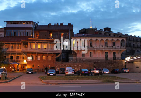 Tiflis, Georgien - 30. SEPTEMBER 2010: Straße der alten Tiflis am Abend, Georgia. Die Altstadt ist eine große touristische Attraktion Stockfoto