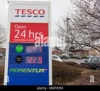 Kraftstoffpreis board Am Supermarkt Tesco Vorplatz in Thirsk, North Yorkshire, England, Großbritannien Stockfoto