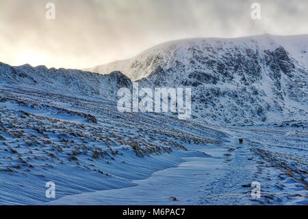 Einen Blick auf den schneebedeckten Helvellyn aus dem Weg zu Rot Tarn. Stockfoto