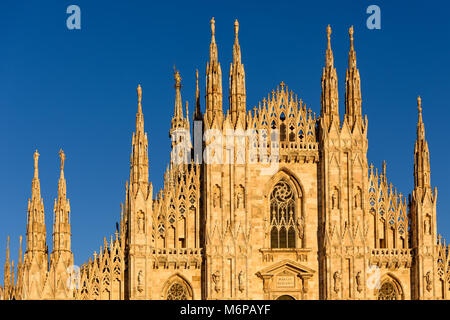 Sonnige Fassade von Mailand iconic gotische Kathedrale oder Duomo di Milano in der Dämmerung, Vorderansicht, Mailand, Italien Stockfoto