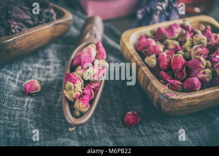 Trockene Rosenknospen für Tee und getrocknete und getrocknet in Hibiscus Zucker. Chinesischer Tee aus Yunnan. Bi-Lo Chun. Kopieren Sie Platz. Stockfoto