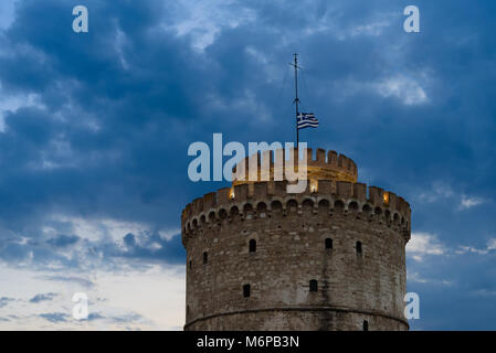 Die osmanischen Weißen Turm von Thessaloniki, Symbol der Thesalonika, Mazedonien, Griechenland mit Winkenden griechische Fahne auf die Oberseite bei Nacht Stockfoto