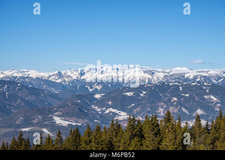 Panoramablick auf die verschneite Landschaft malerischen Blick auf Berge Hochschwab vom Gipfel des Berges Rennfeld im Winter Stockfoto