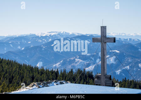 Panoramablick auf die verschneite Landschaft malerischen Blick vom Gipfel des Berges Rennfeld mit Kreuz und fernen Berggipfeln und Wenzelaple Rosseck im Winter Stockfoto