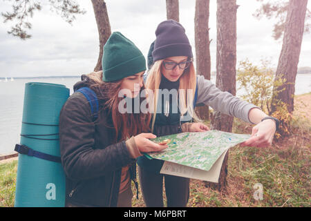 Reisende Frauen mit Karte und Kompass Stockfoto