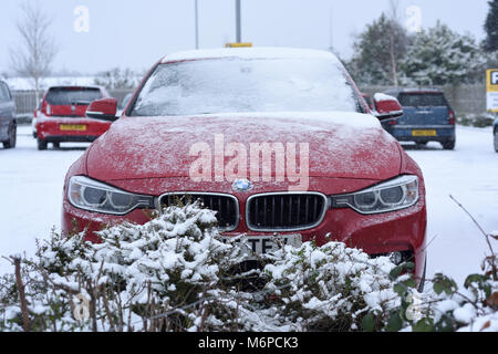 Autos in ein Auto geparkt - Park in Mansfield, Großbritannien. Stockfoto