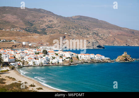 Bucht und Blick auf Dorf Chora, Andros, Kykladen, Ägäis, Griechenland, Europa Stockfoto