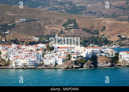 Bucht und Blick auf Dorf Chora, Andros, Kykladen, Ägäis, Griechenland, Europa Stockfoto