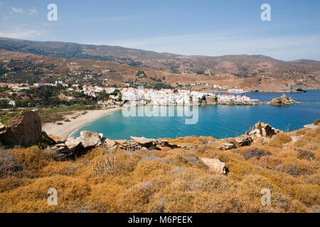 Bucht und Blick auf Dorf Chora, Andros, Kykladen, Ägäis, Griechenland, Europa Stockfoto