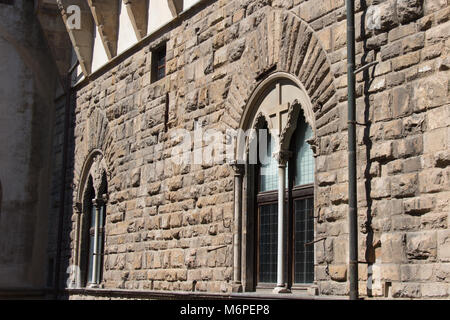 Italien, Florenz - 18. Mai 2017: Der Blick auf die Fenster der mittelalterlichen Florentiner Gebäude von der Oberseite des Palazzo Vecchio am 18. Mai 2017 in Florenz, Tus Stockfoto