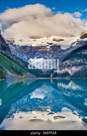 Mount Victoria in Wolken über Lake Louise, kanadischen Rocky Mountains, Banff National Park, Alberta, Kanada Stockfoto