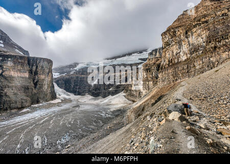 Wanderer auf Ebene der Sechs Gletscher Trail, Mount Victoria massiv, Todesfalle Bereich auf der linken Seite, Rocky Mountains, Banff National Park, Alberta, Kanada Stockfoto