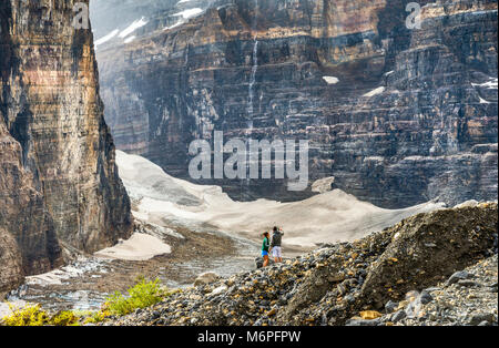 Wanderer auf Ebene der Sechs Gletscher Trail, Mount Victoria massiv, Todesfalle Bereich auf der linken Seite, Rocky Mountains, Banff National Park, Alberta, Kanada Stockfoto