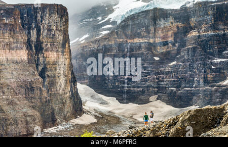 Wanderer auf Ebene der Sechs Gletscher Trail, Mount Victoria massiv, Todesfalle Bereich auf der linken Seite, Rocky Mountains, Banff National Park, Alberta, Kanada Stockfoto