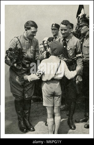 Vor WW2 1930 Adolf Hitler mit Blumen mit NSDAP-schergen Gruß junge Partei Mitglied, trägt ein Hakenkreuz Armbinde Stockfoto