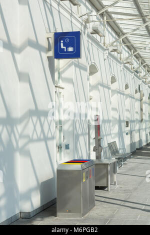 Moderne Bahnhof warten auf Bereich auf der Plattform. Stockfoto