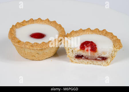 Cherry Bakewell tart Mit cut Hälfte tart, innen Stockfoto