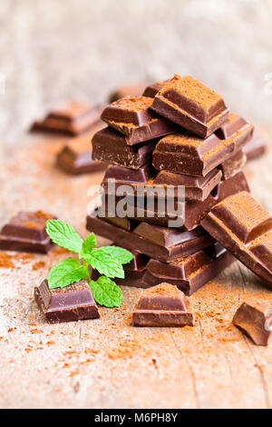 Stapel von Schokolade mit Minze auf einen alten Holztisch. Stockfoto