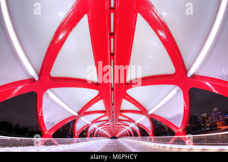 Schnee bedeckt Peace Bridge über den Bow River im Winter in Downtown Calgary. Speziell Fußgängerbrücke mit Radweg entwickelt. Fischaugenobjektiv. Stockfoto