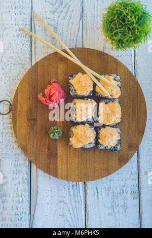 Brötchen, traditionelle japanische Küche, leckeres gesundes Essen, Essen mit Stäbchen, Essen mit einem Fach Stockfoto