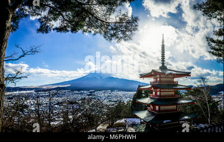 Fuji-san und Chureito Pagode im Winter, Yamanashi, Japan Stockfoto