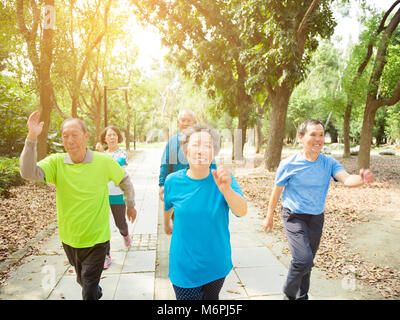 Happy Senior Group Walking im Park Stockfoto