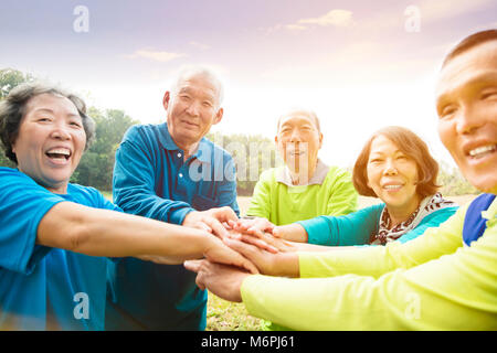 Happy Senior Group Freunde Übung und Spaß Stockfoto