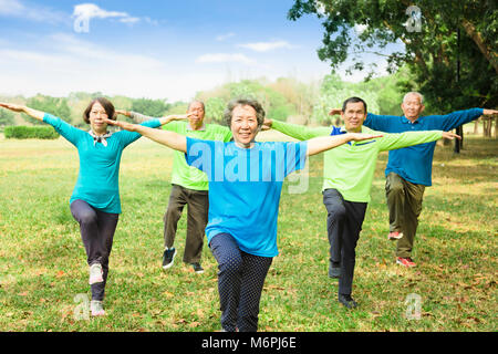 Happy Senior Group Freunde Übung und Spaß Stockfoto